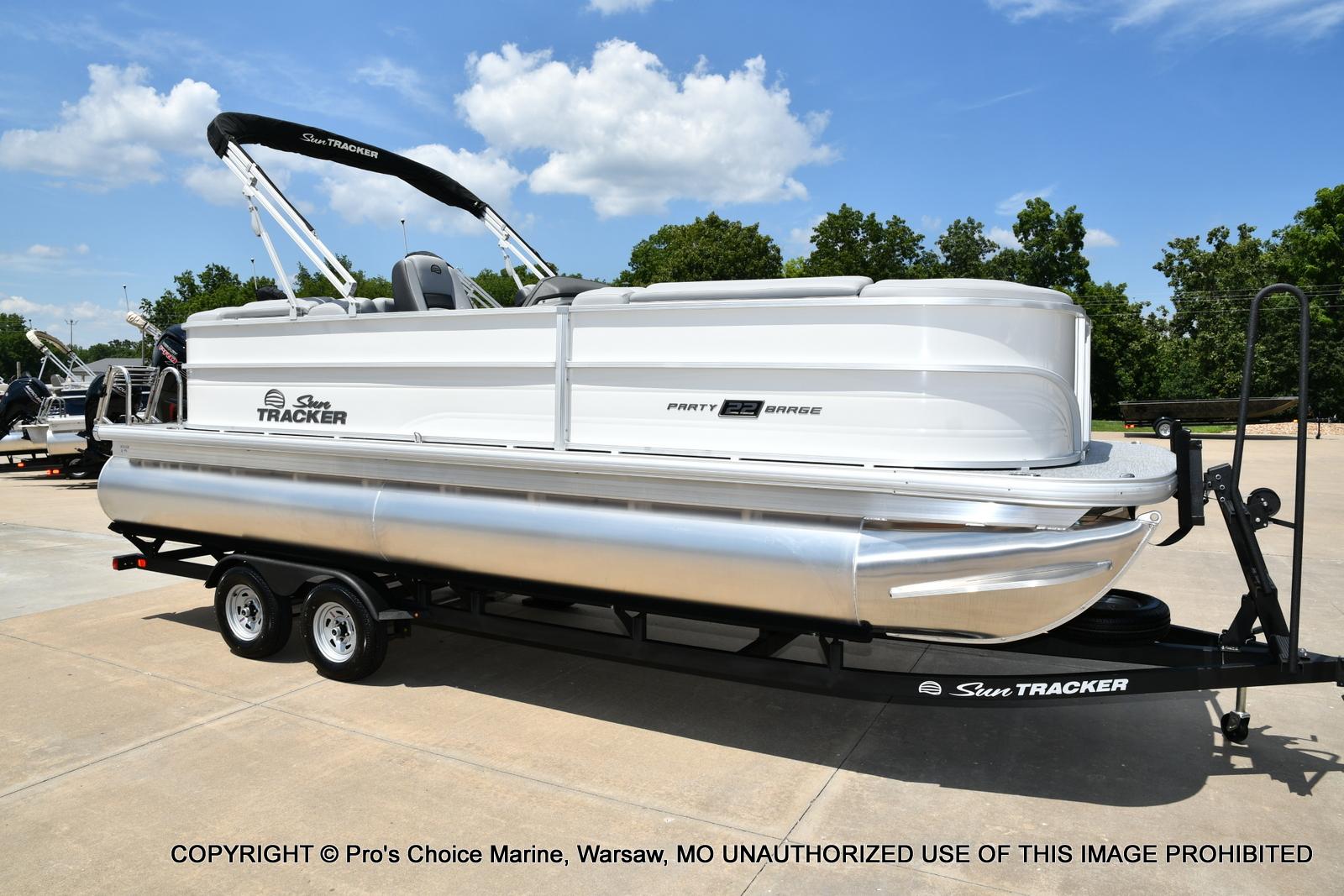 Sun Tracker Party Barge 22 DLX