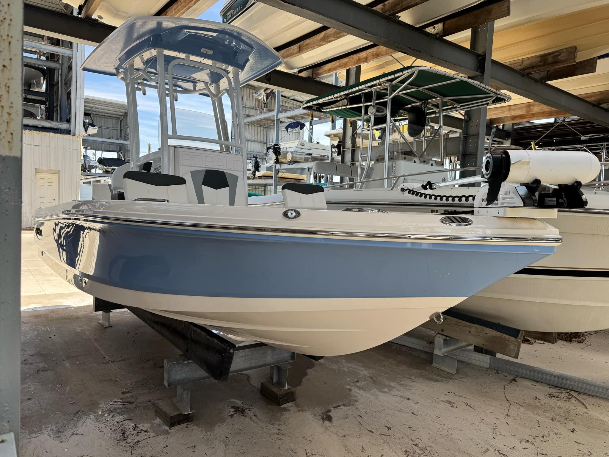 2023 Robalo 226 Cayman