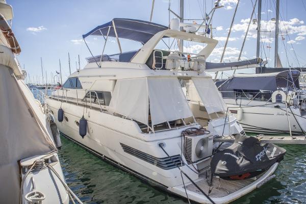 Gallart 15 1992 Gallart 15 yacht docked at marina, featuring sleek design and spacious deck.