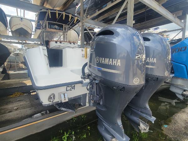 Hydra-Sports 2796 CC Vector 2002 Hydra-Sports 2796 CC Vector boat with twin Yamaha 200 engines in storage.
