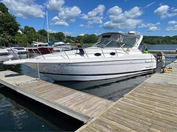 Wellcraft 3200 2000 Wellcraft 3200 boat docked at marina under blue sky.