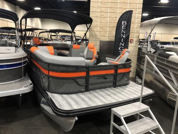 Bennington S L-Bench 23 SL 2025 Bennington S L-Bench 23 SL pontoon boat with orange and gray seating on display.