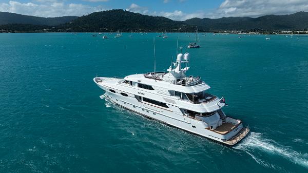 2003 Sovereign 135 Motor Yacht