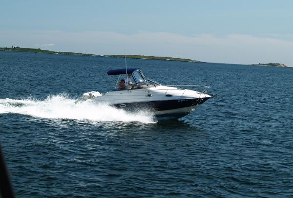 Regal 2665 Commodore Express 2004 Regal 2665 Commodore Express cruising on open water.