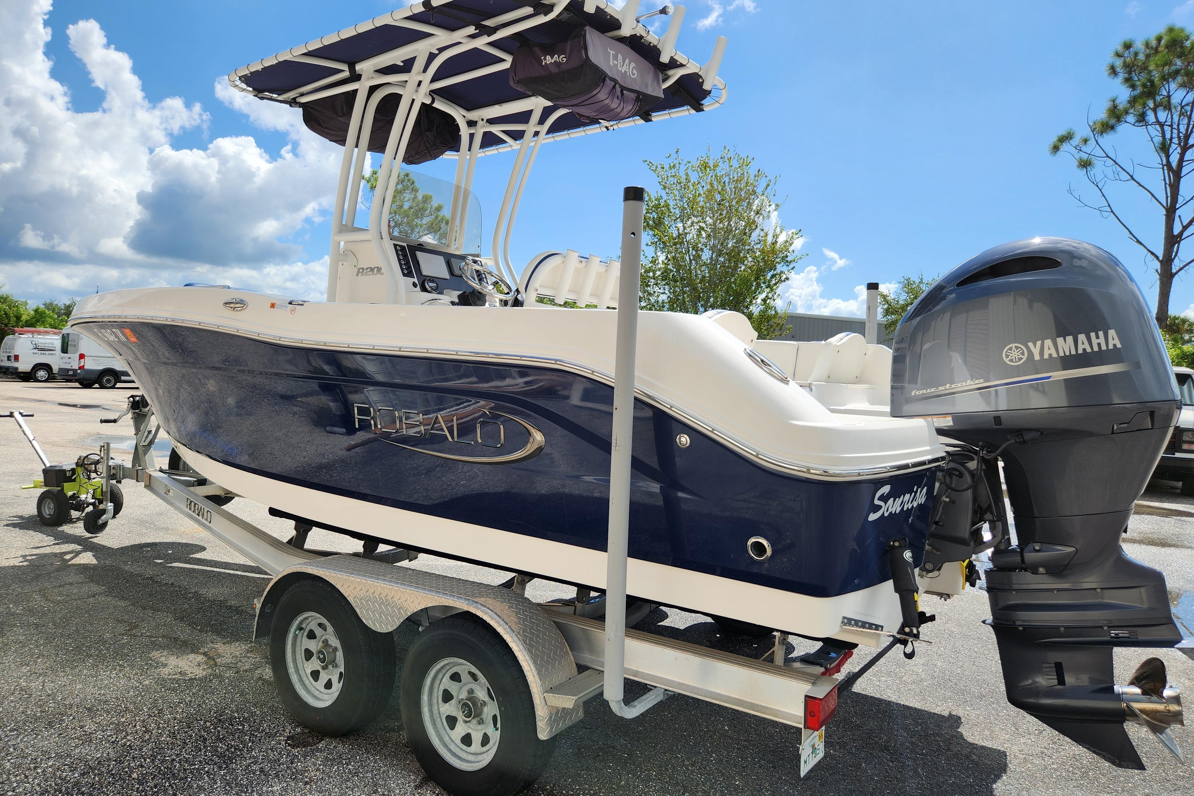 2023 Robalo R200 Center Console