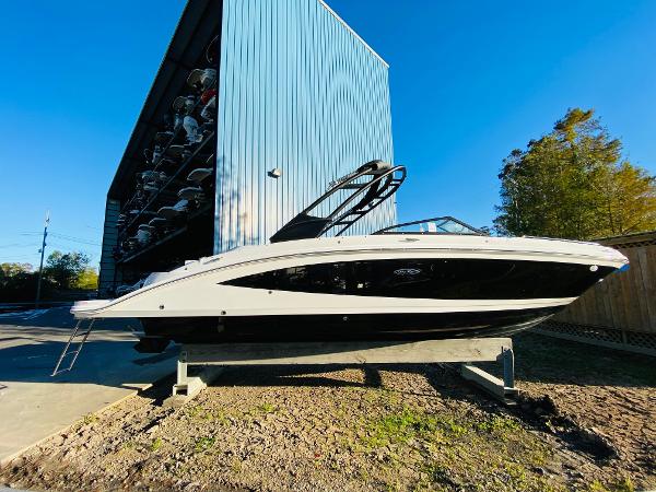 Sea Ray 270 SDX 2022 Sea Ray 270 SDX boat displayed outdoors on a sunny day.