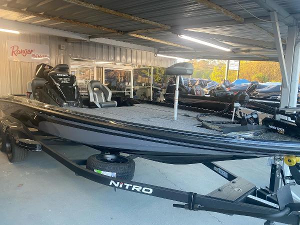 Nitro Z21 XL Pro 2025 Nitro Z21 XL Pro boat displayed in a showroom, featuring sleek design and modern equipment.