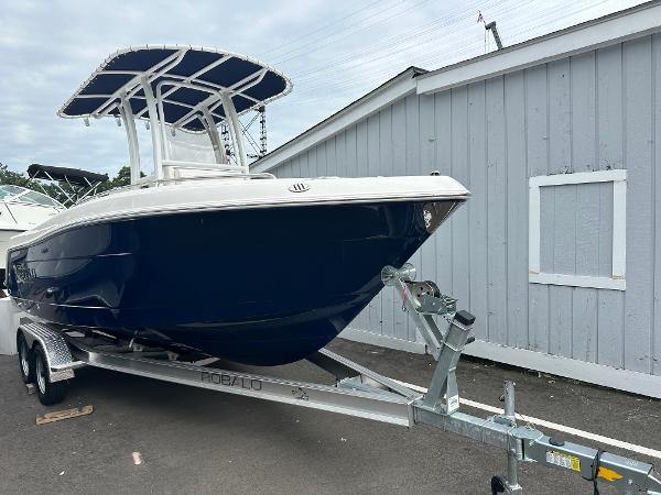 2025 Robalo R222 Center Console