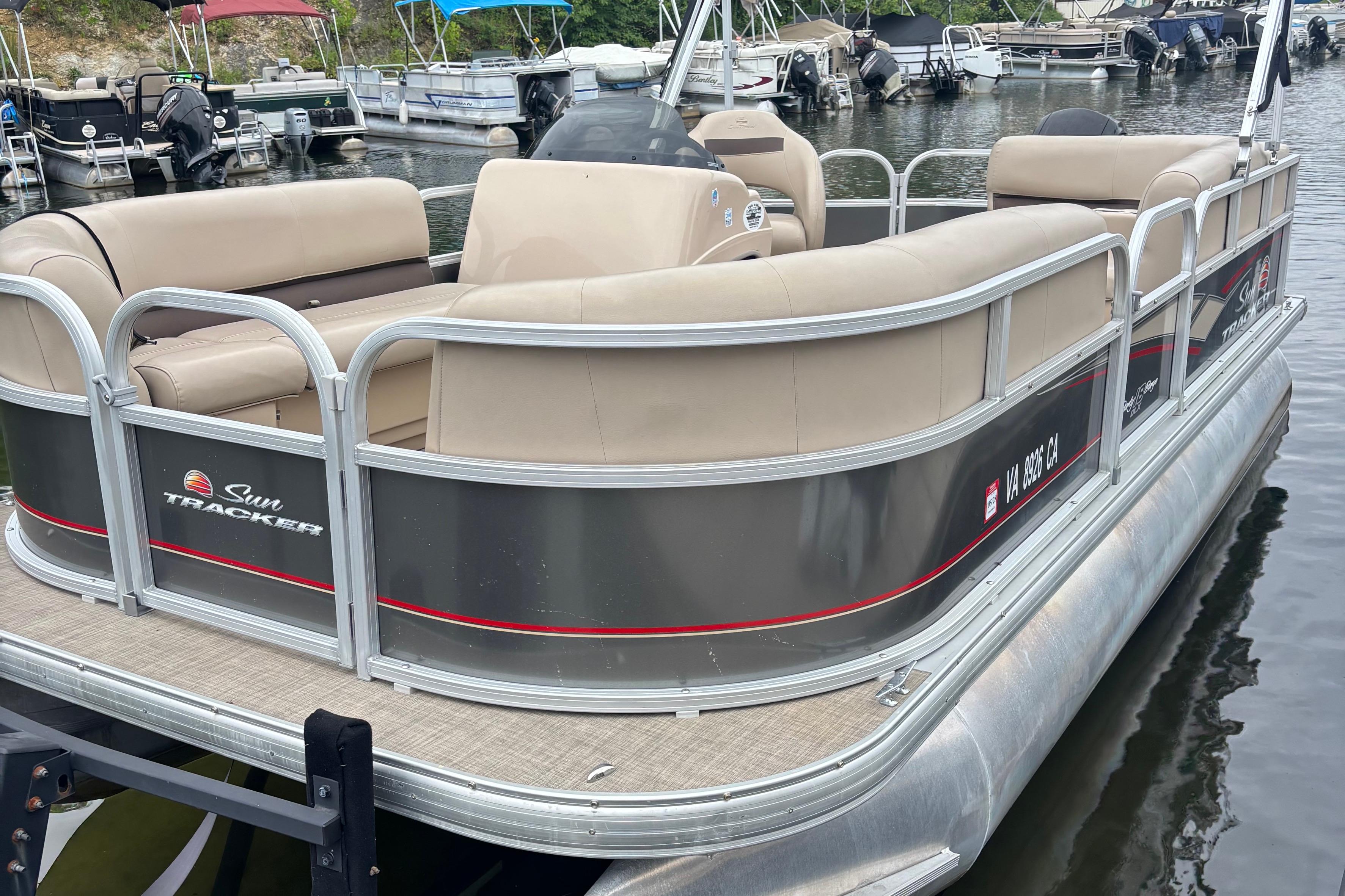 2018 Sun Tracker Party Barge 18 DLX