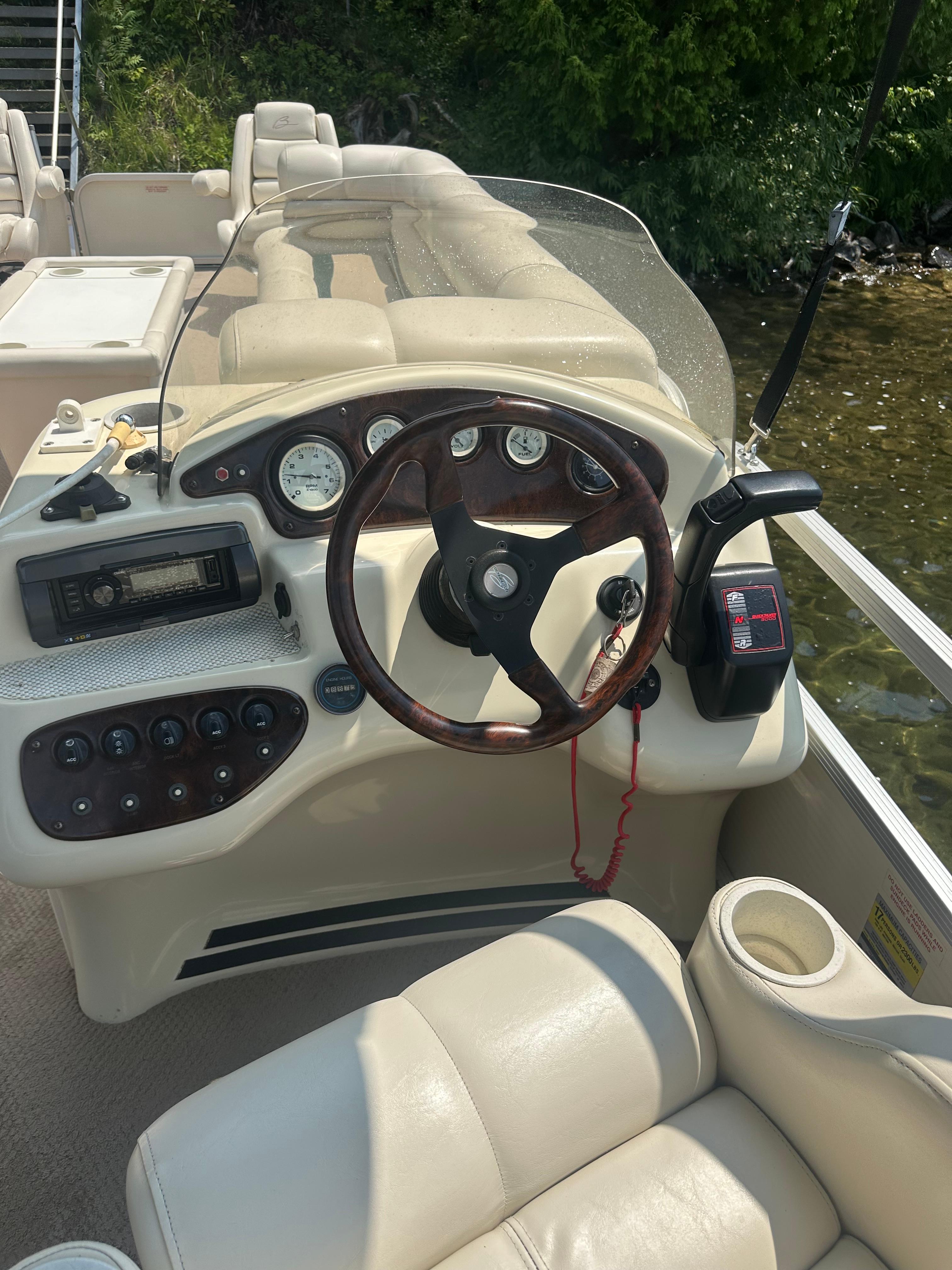 Bennington 2575FS 2001 Bennington 2575FS boat interior with steering wheel and control panel.