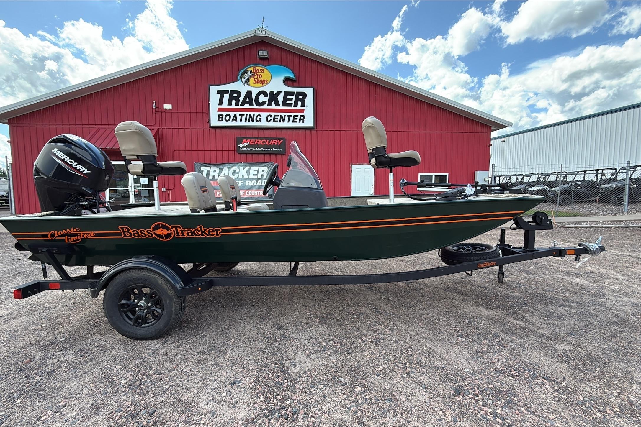 Tracker Bass Tracker Classic Limited 2026 Tracker Bass Tracker Classic Limited boat at Tracker Boating Center.
