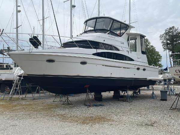 2002 Carver 444 Cockpit Motoryacht