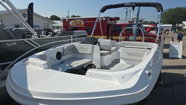 2026 Hurricane SunDeck Sport 185 OB