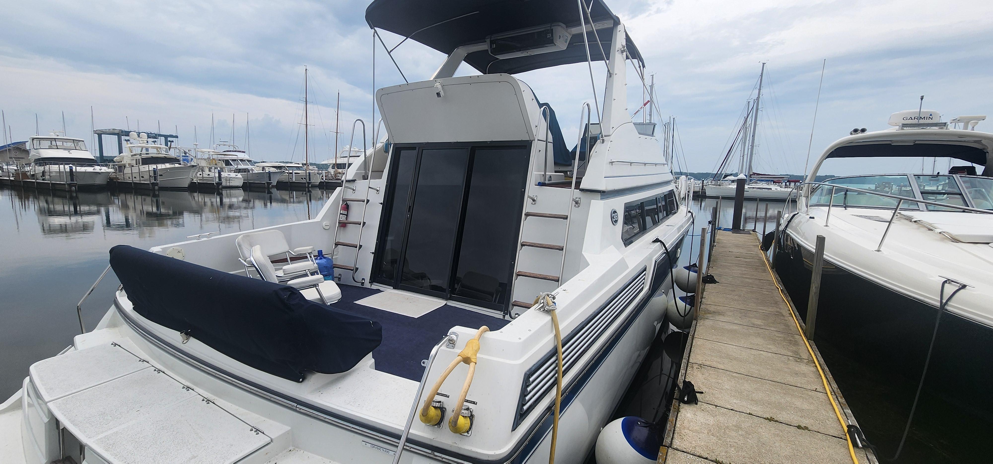 1990 Carver 38 Santego