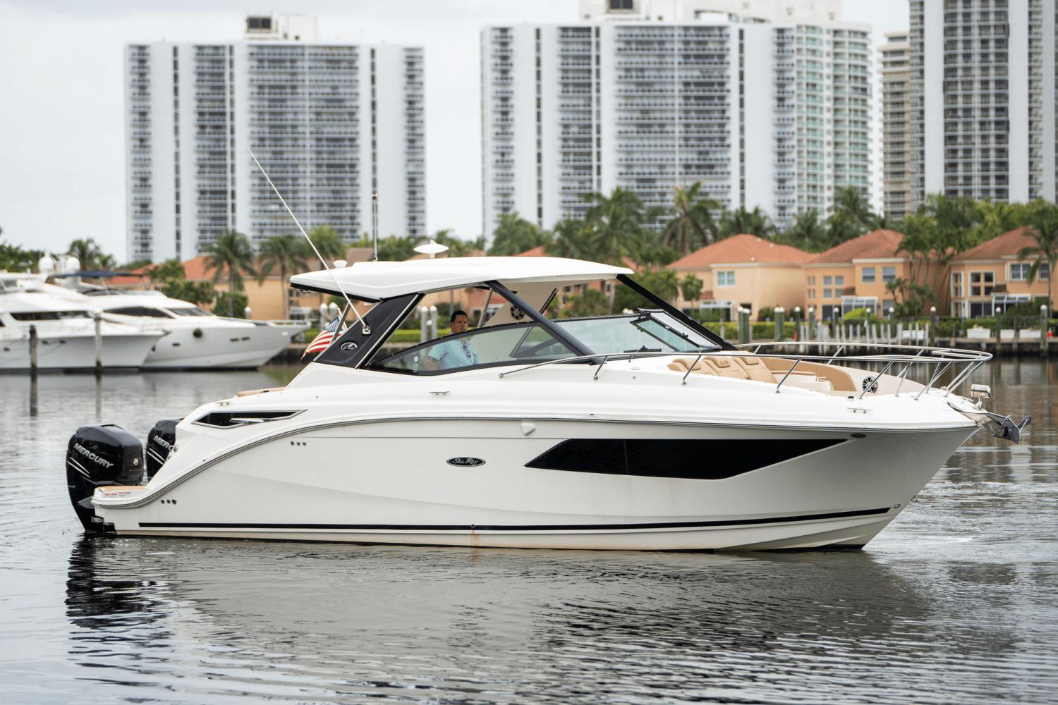 2022 Sea Ray Sundancer 320 Outboard