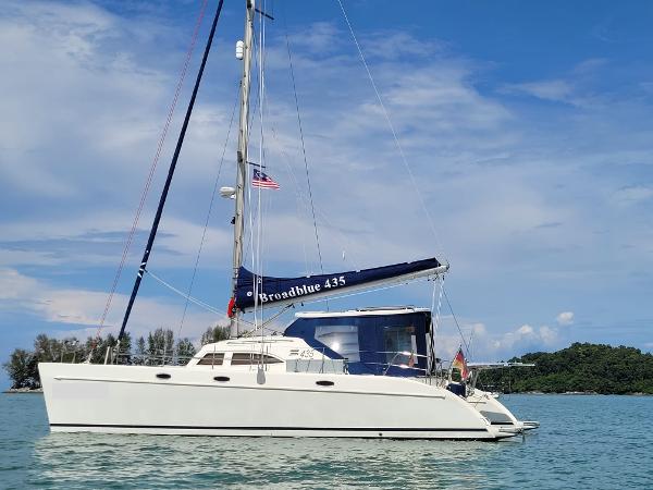 Broadblue 435 Broadblue 435 catamaran sailing on calm waters, 2004 model, under a clear blue sky.