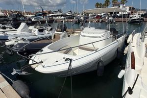 Jeanneau Cap Camarat 7.5 CC SÉRIE 2 2016 Jeanneau Cap Camarat 7.5 CC SÉRIE 2 boat docked in a marina.