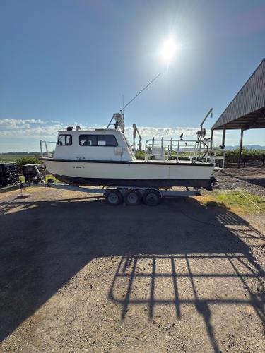 1975 Monark 30 Fishing Boat