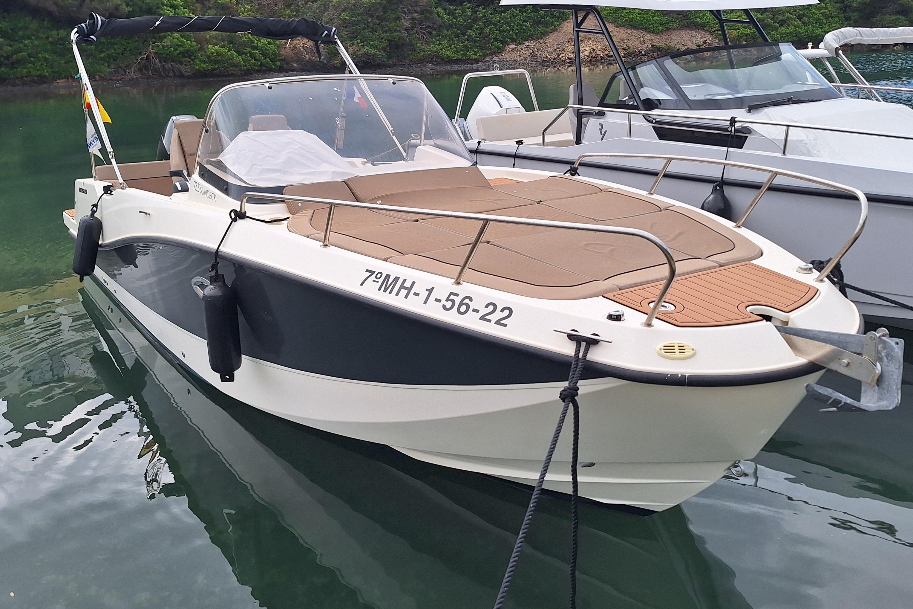 Quicksilver Activ 755 Sundeck 2021 Quicksilver Activ 755 Sundeck boat docked on calm water.