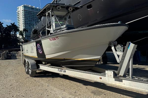 2005 Boston Whaler Justice 240