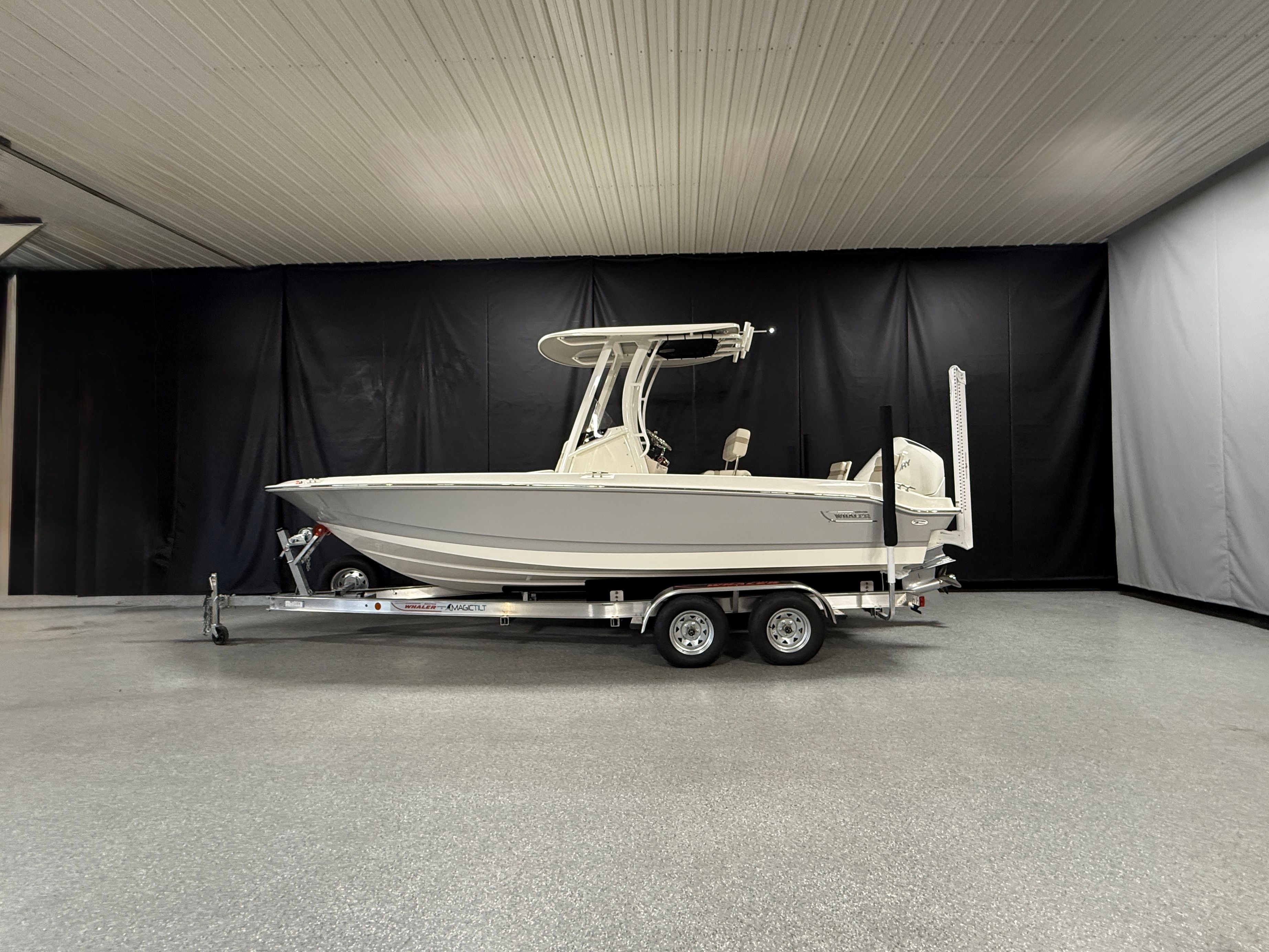 2026 Boston Whaler 220 Dauntless
