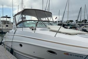 Larson Cabrio 310 2004 Larson Cabrio 310 boat docked at marina with overcast sky.