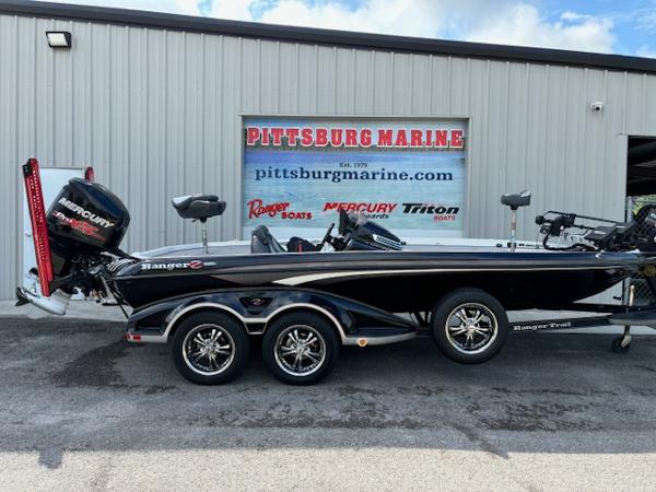 Ranger Z520 Comanche 2016 Ranger Z520C bass boat at Pittsburg Marine dealership.