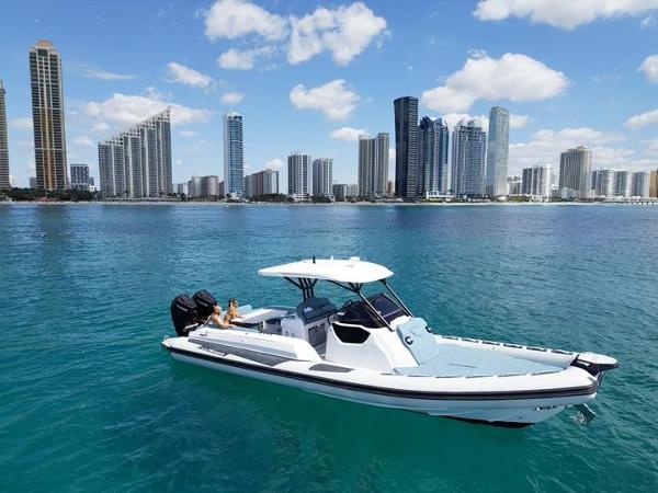 Ranieri CAYMAN 38.0 EXECUTIVE 2025 Ranieri CAYMAN 38.0 EXECUTIVE boat cruising near a city skyline.