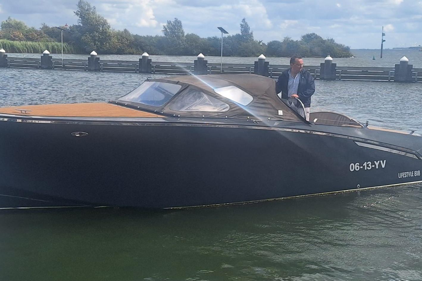 2016 Lifestyle 818 Tender