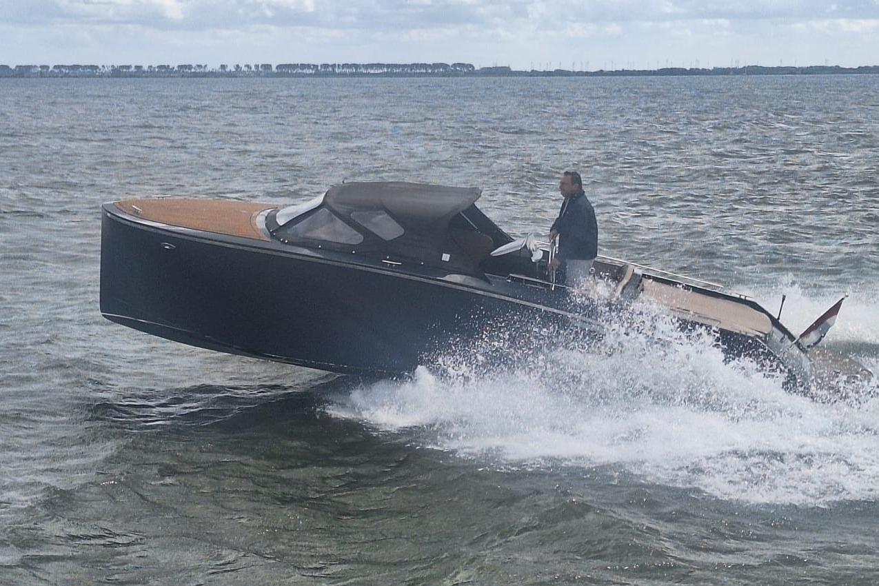 2016 Lifestyle 818 Tender