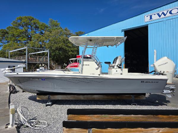 2021 Ranger 2360 Bay