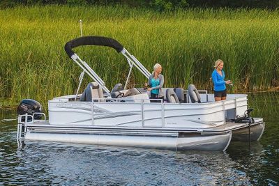 Crestliner 220 Rally FS Boat