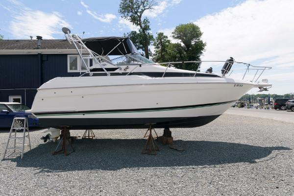 Wellcraft 2800 Martinique 1995 Wellcraft 2800 Martinique boat on stands in a gravel lot.