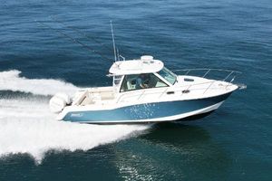 Boston Whaler 315 Conquest 2018 Boston Whaler 315 Conquest cruising on open water, side view.