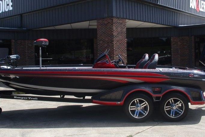 Ranger Z520R Ranger Cup Equipped 2022 Ranger Z520R Ranger Cup Equipped boat, sleek design, parked outside a building.