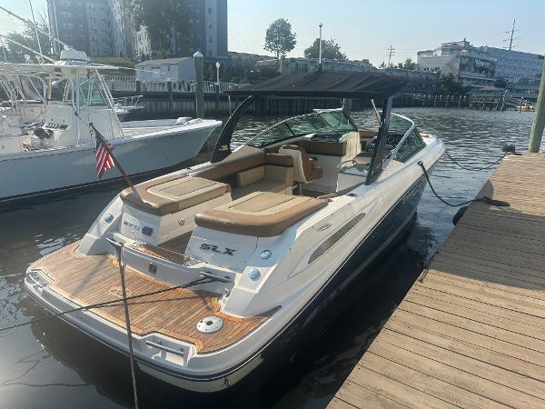Sea Ray 270 SLX 2014 Sea Ray 270 SLX boat docked, featuring sleek design and spacious seating.