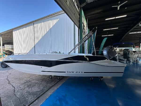 Starcraft SVX 211 OB 2025 Starcraft SVX 211 OB boat in showroom, sleek design, black and white exterior.
