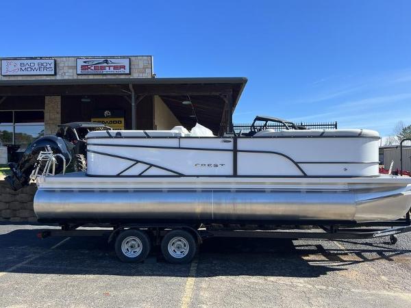 Crest Classic LX 220 SLC 2023 Crest Classic LX 220 SLC pontoon boat on a trailer in a parking lot.