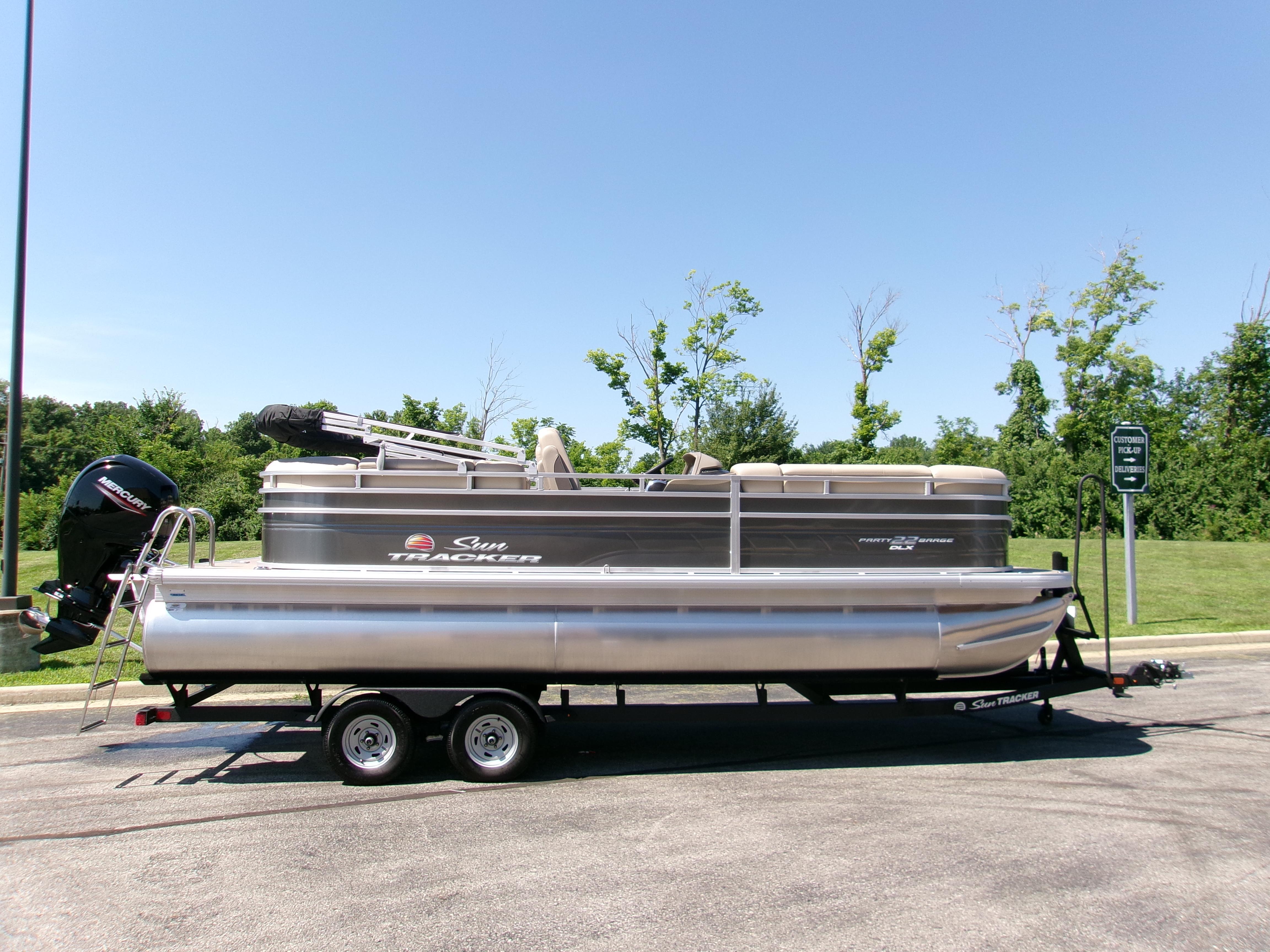 2025 Sun Tracker Party Barge 22 DLX