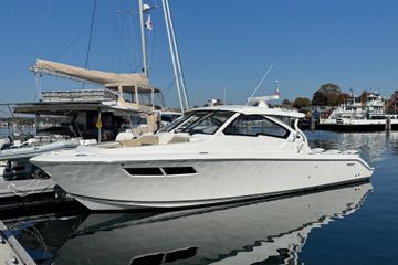 2019 Pursuit DC 365 Dual Console