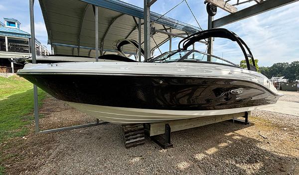 2025 Sea Ray SPX 230 Outboard