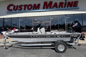 Tracker Bass Tracker Classic CC 2026 Tracker Bass Tracker Classic CC boat displayed at Custom Marine dealership.