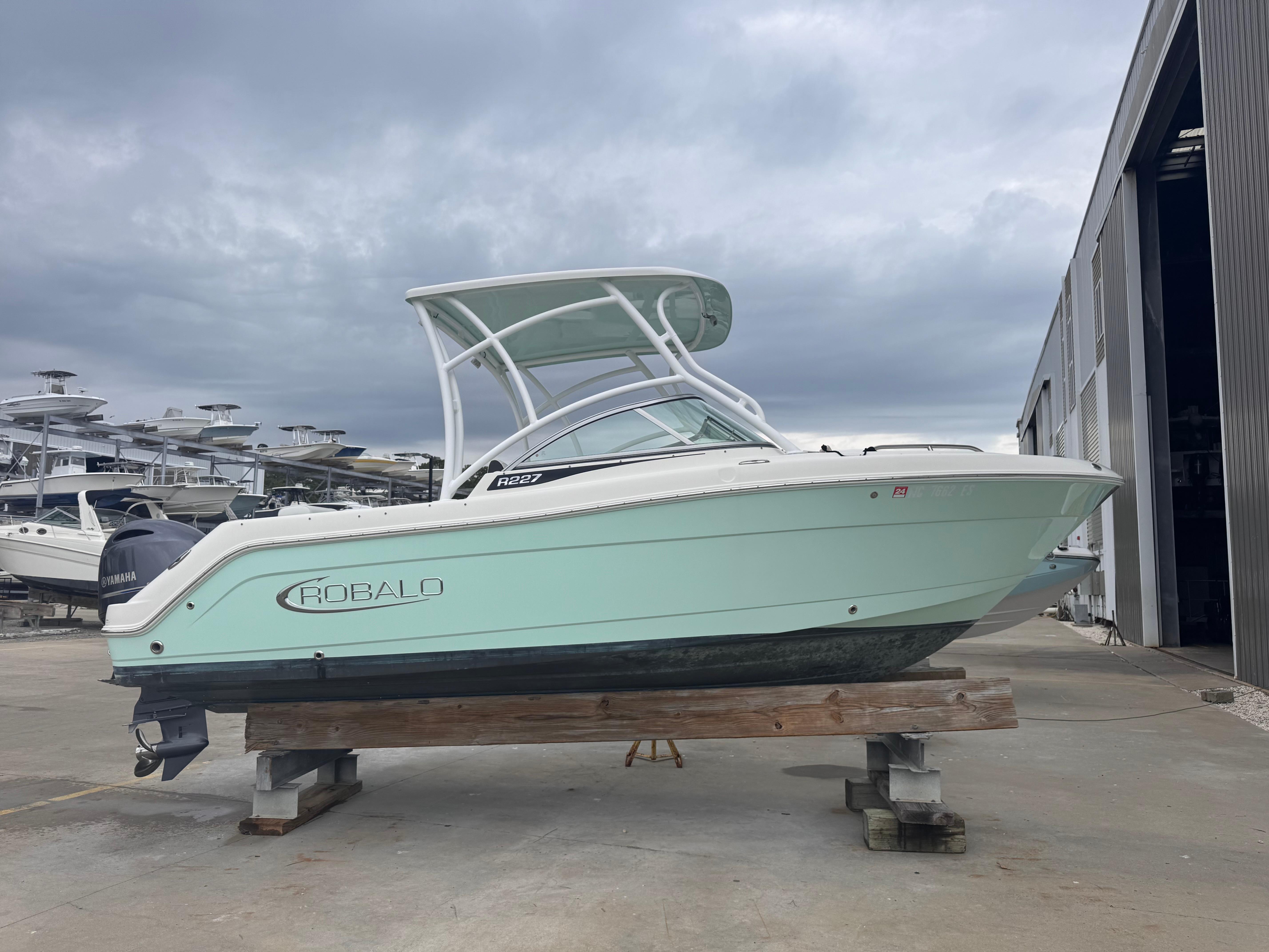 2021 Robalo R227