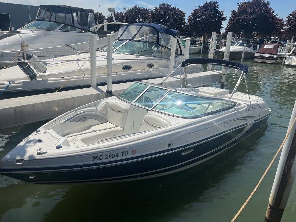Rinker Captiva 276 BR 2015 Rinker Captiva 276 BR boat docked in marina under sunny skies.