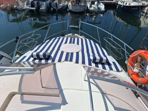 Cranchi Zaffiro 28 2004 Cranchi Zaffiro 28 yacht with striped sunbed, docked in marina.