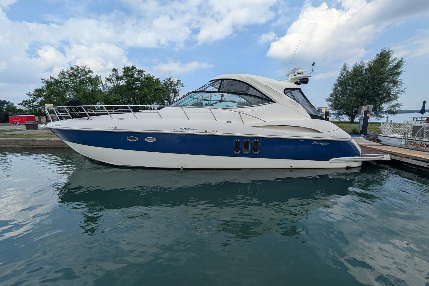 2007 Cruisers Yachts 520 Express