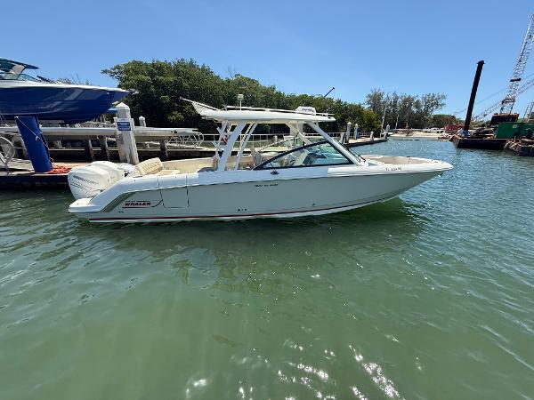Boston Whaler 320 Vantage 2017 Boston Whaler 320 Vantage boat docked in a sunny marina.