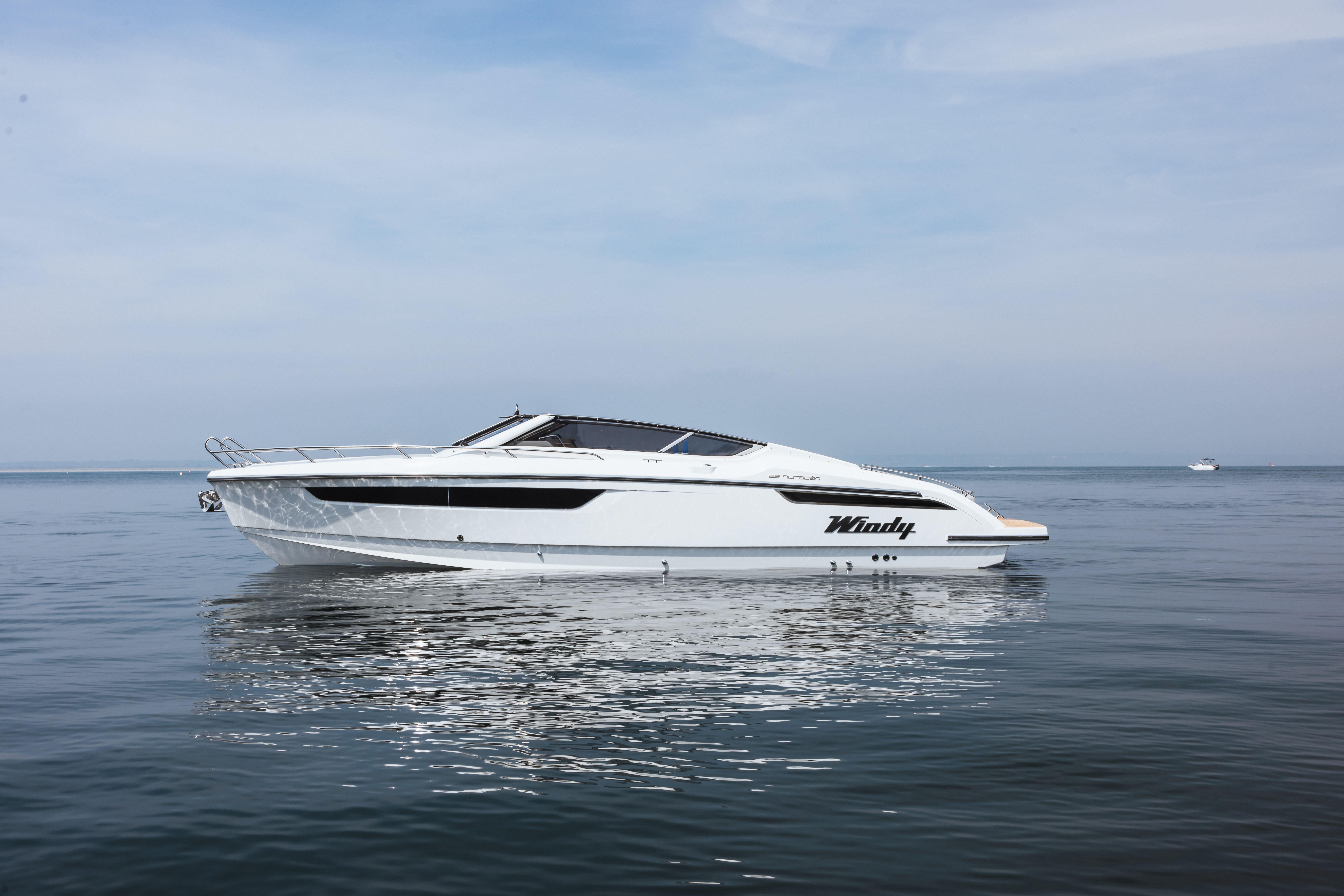 Windy 29 Huracán 2025 Windy 29 Huracán luxury boat on calm water, side view.