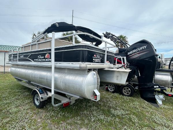2019 Sun Tracker pontoon