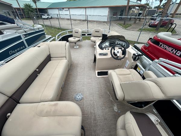 2019 Sun Tracker pontoon